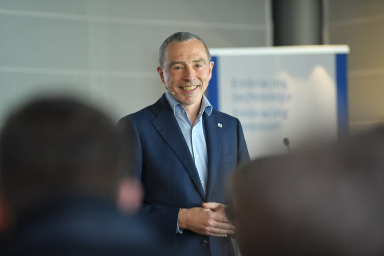 Marc Lambotte, CEO van Agoria, spreekt het publiek toe