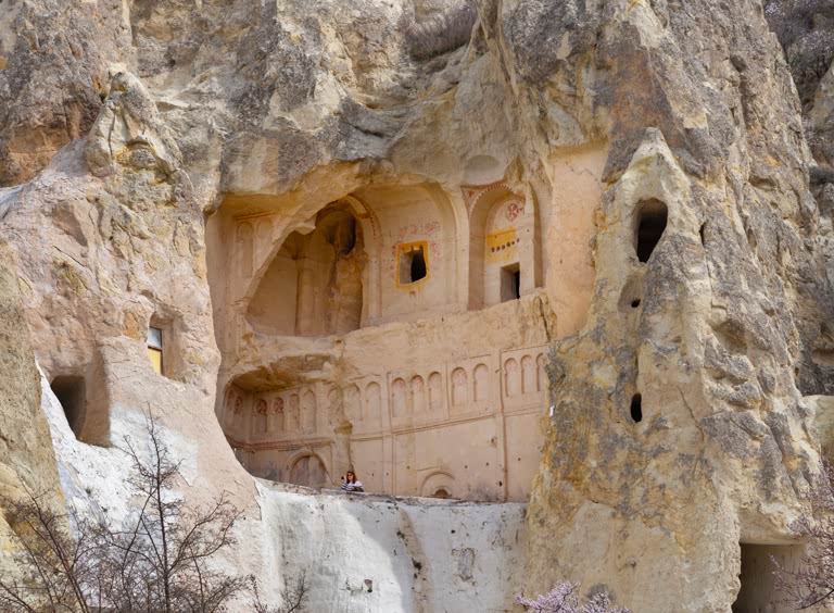 Karanlik Church or Dark Church, with monastery, courtyard and triple-apse church cut into the soft volcanic tuff, 11th century, Byzantine. AKG10885321 © akg-images / Mamuel Cohen
