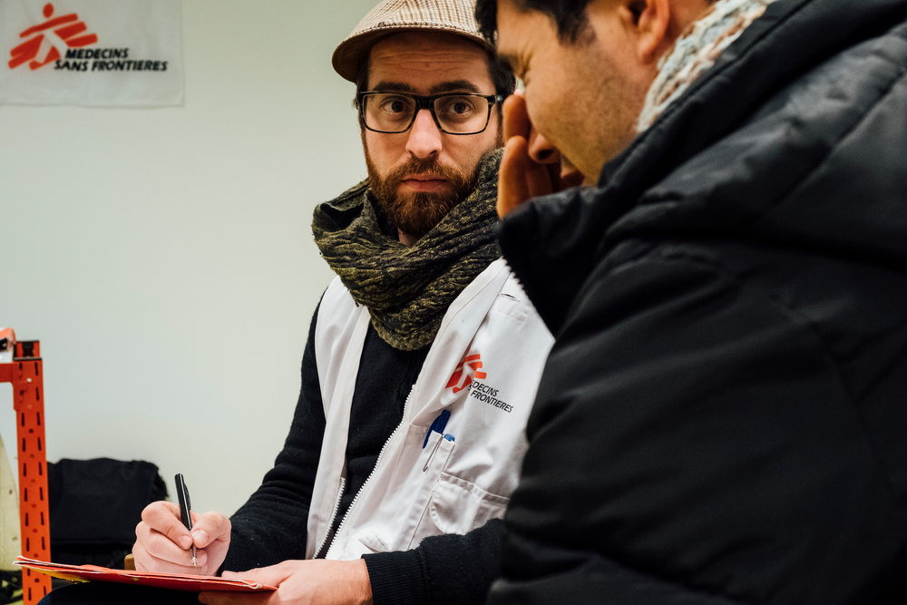 Xavier Guillemin, psycholoog bij Artsen Zonder Grenzen, in gesprek met Mohammad, Afghaanse migrant. © Bruno de Cock/AZG