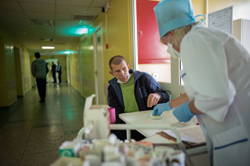 Dmitry lleva en el Instituto de Tuberculosis de Minsk, Bielorrusia, siete meses. Todos los días toma sus pastillas y recibe inyecciones lunes, miércoles y viernes. © Viviane Dalles.