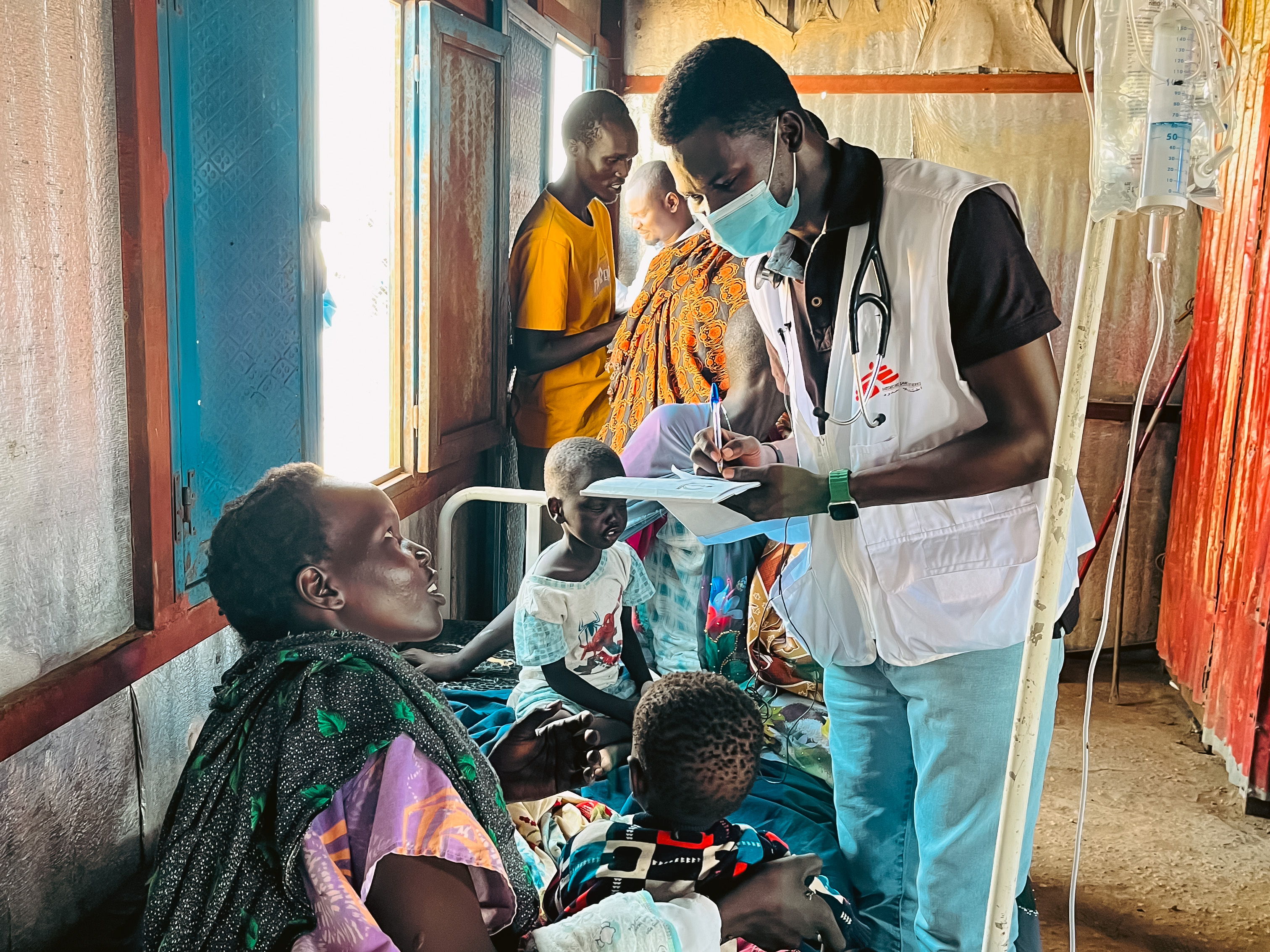 Médicos de MSF atienden a niños en la unidad de aislamiento de sarampión del campo de refugiados de Um Sangour, en el estado del Nilo Blanco. Créditos: Ahmad Mahmoud/MSF