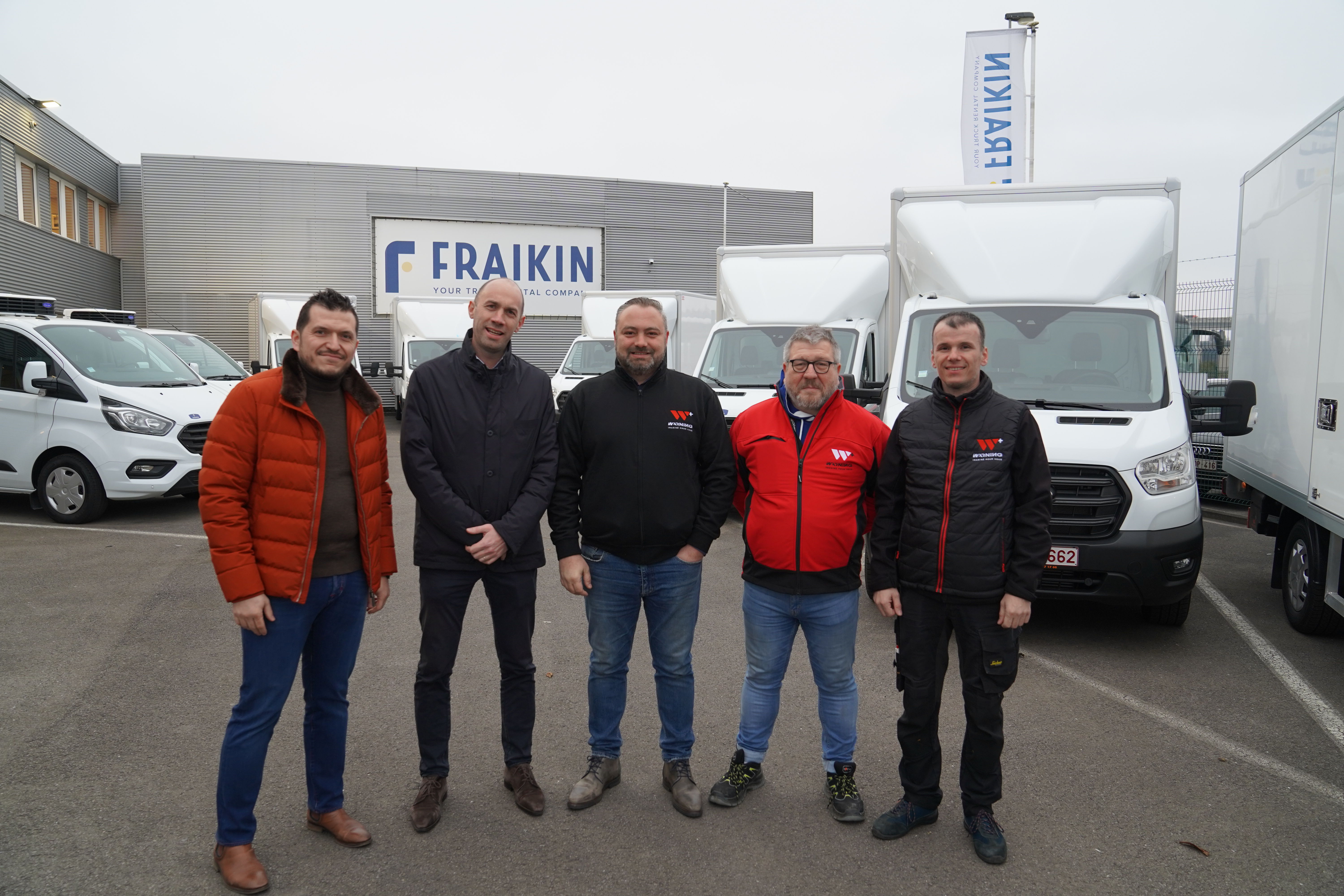 L'équipe de Warning+ lors de la collecte des nouveaux véhicules, avec Cyriel Vrijders, PDG de Fraikin Benelux (deuxième à partir de la gauche) et Olivier Van Hoecke, directeur des opérations de Warning+ Benelux (au centre).