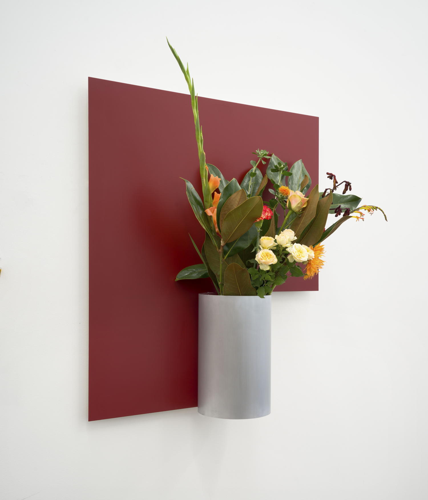 MULLER VAN SEVEREN, Frame 6, 2024. Aluminum, lacquer. 90 x 80 x 25 cm. Courtesy Tim Van Laere Gallery, Antwerp-Rome.