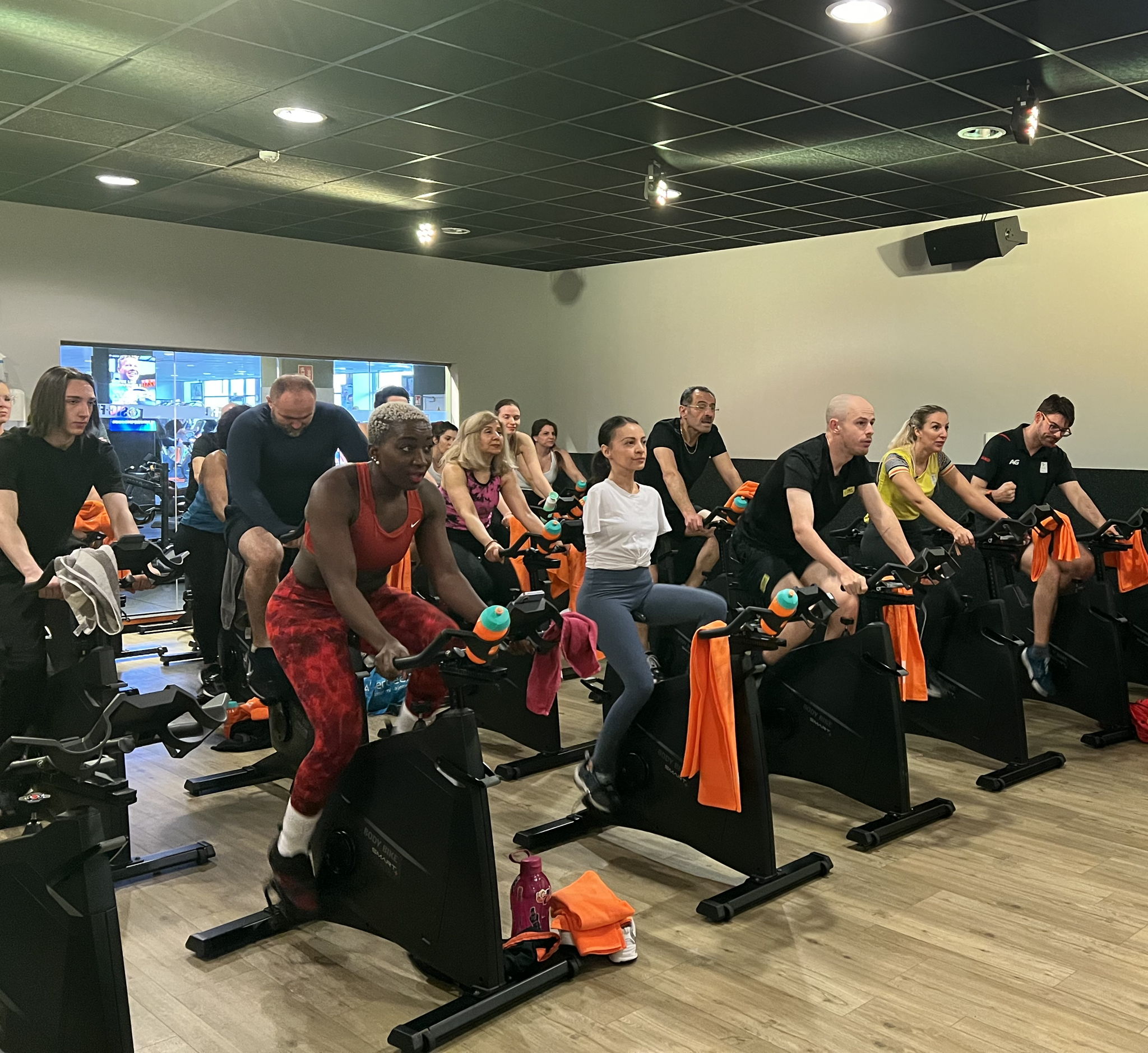 Training bij Basic-Fit met rechts Paralympiërs Tim Celen, Manon Claeys en Marc Ledoux Training bij Basic-Fit met rechts Paralympiërs Tim Celen, Manon Claeys en Marc Ledoux