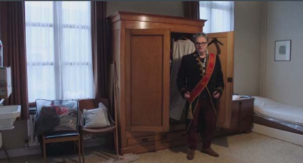 Marcel neust rond in een dekenij (c) VRT