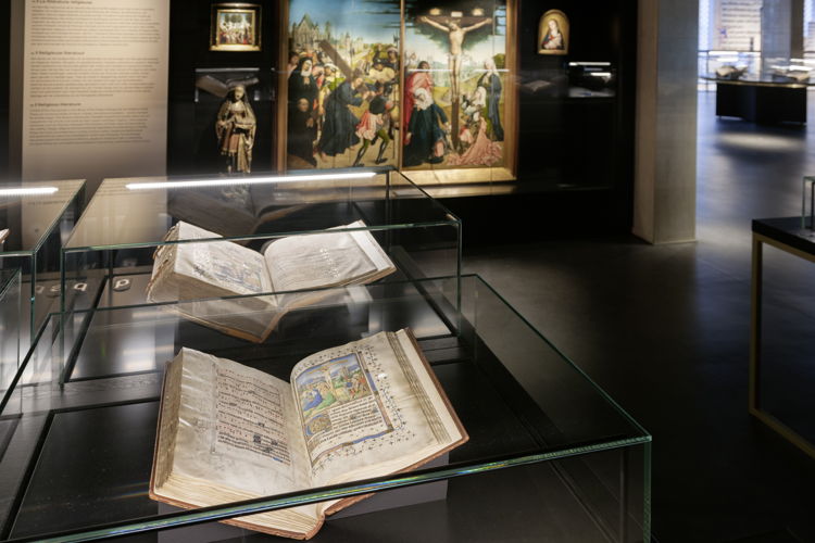 Quelques manuscrits exposés dans le KBR museum Ⓒ KBR