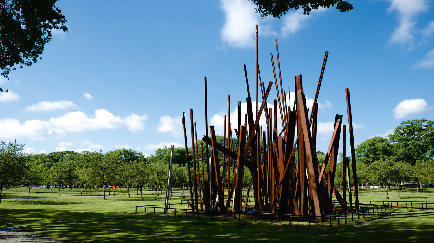 Chris Burden, Beam Drop Antwerp, 2009 © Chris Burden Estate - Photo: Joris Luyten