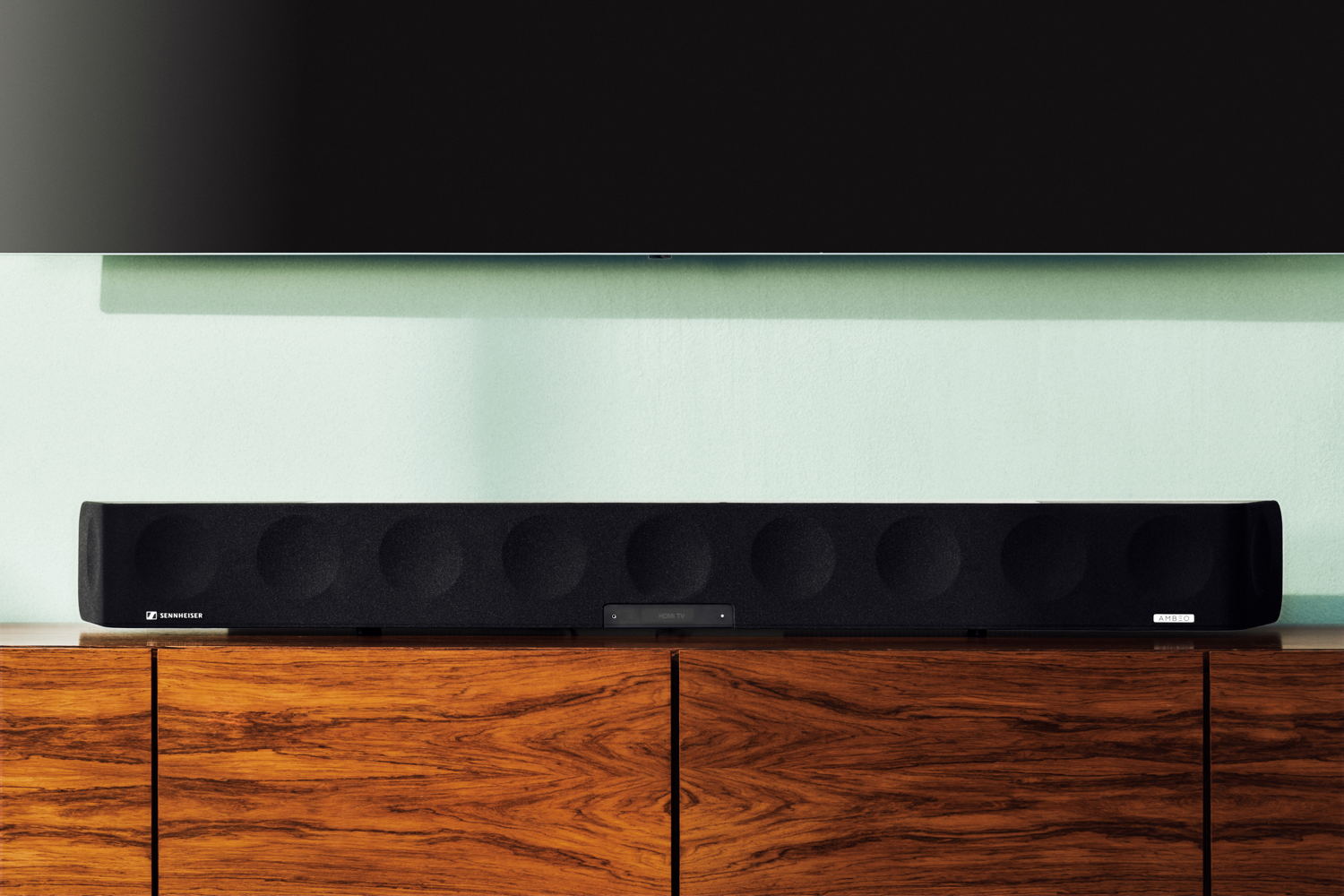 De AMBEO Soundbar biedt een ruimtelijke, sonische ervaring met 5.1.4 geluid en diepe bassen.