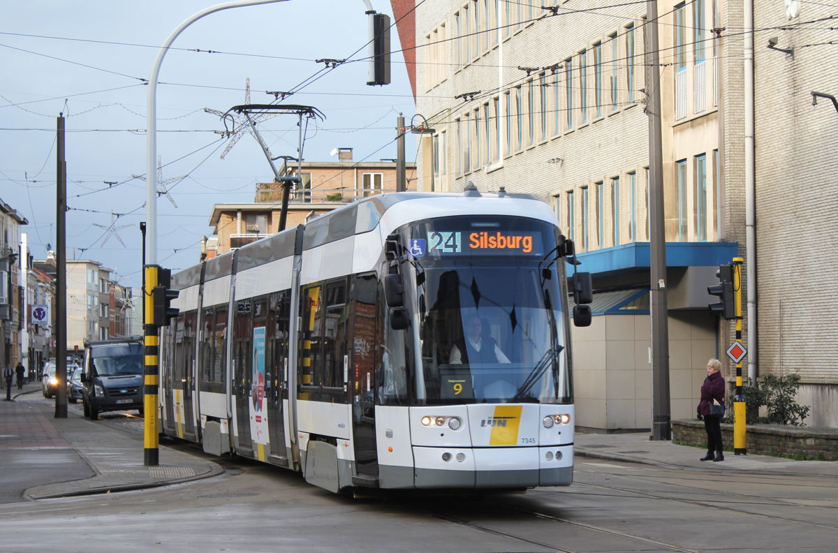 Tram 24 aan halte Fl.  Pauwels op de Herentalsebaan.