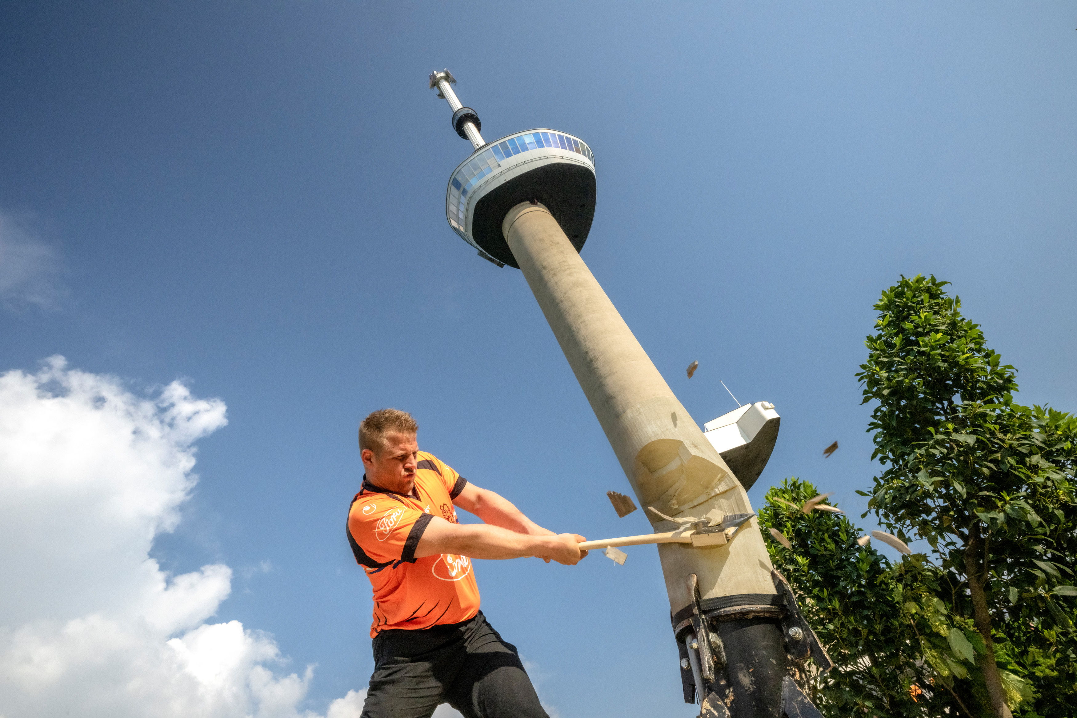 Le Néerlandais Redmer Knol porte tout l’espoir de ses compatriotes sur ses larges épaules. Sur la photo, il se met en mode compétition, affichant ses talents de bûcheron sur la célèbre Euromast Tower de Rotterdam.