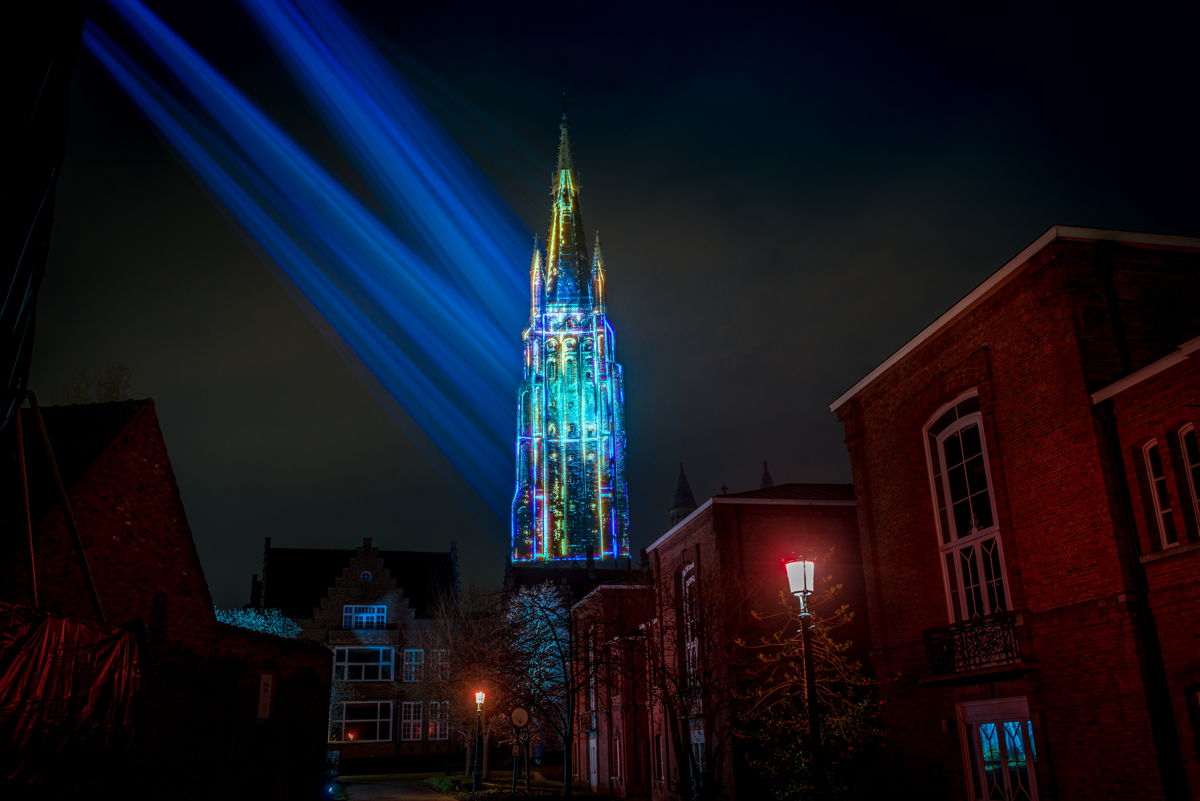 Onze Lieve Vrouwekerk tijdens Wintergloed in Brugge