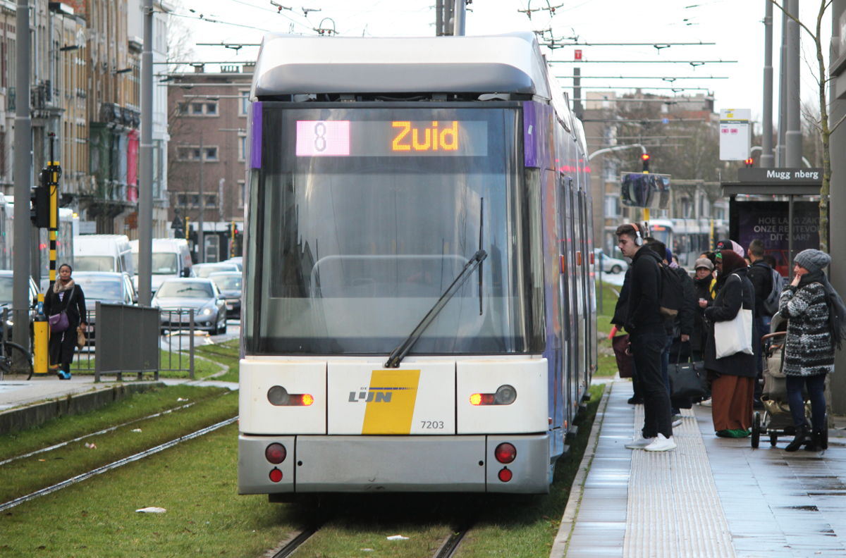 Tram 8 aan halte Muggenberg op de Herentalsebaan.