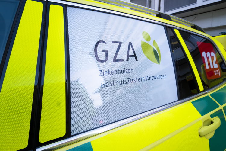 De MUG is bekleefd met het logo van zowel ZNA als GZA Ziekenhuizen.