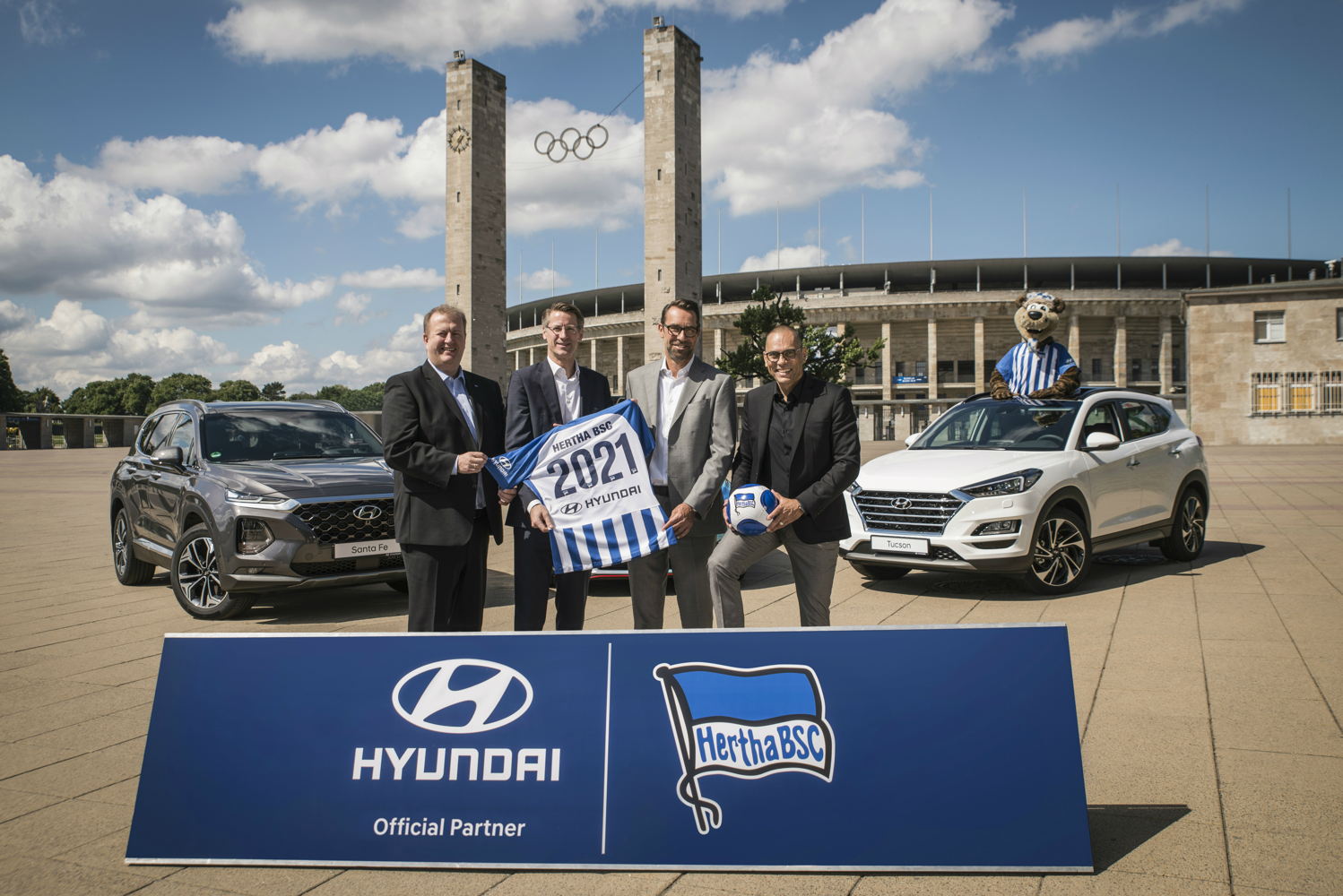 (left to right) Ingo Schiller, Managing Director at Hertha BSC; Till Wartenberg, Director Marketing at Hyundai Motor Deutschland; Michael Preetz, Managing Director at Hertha BSC; and Andreas-Christoph Hofmann, Vice President Marketing & Product at Hyundai Motor Europe