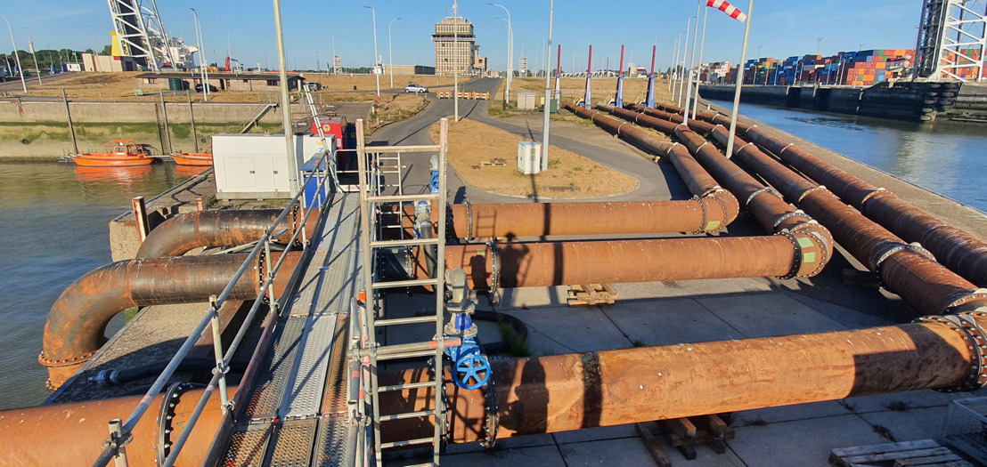 De Vlaamse Waterweg und Port of Antwerp-Bruges halten den Wasserstand in den Docks und im Albert-Kanal mit einer provisorischen Pumpenanlage aufrecht