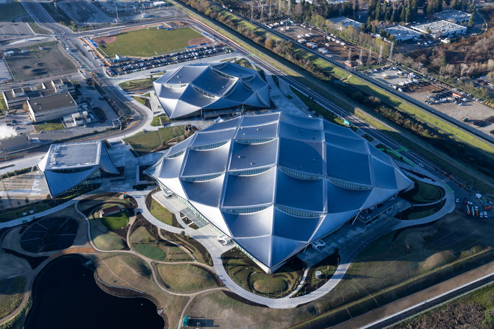 An aerial photo of Google’s Bay View campus shows the wave-like form of the tensile canopy, covered in dragonscale solar panels and complimenting its surrounding landscape. (Photo: Iwan Baan)