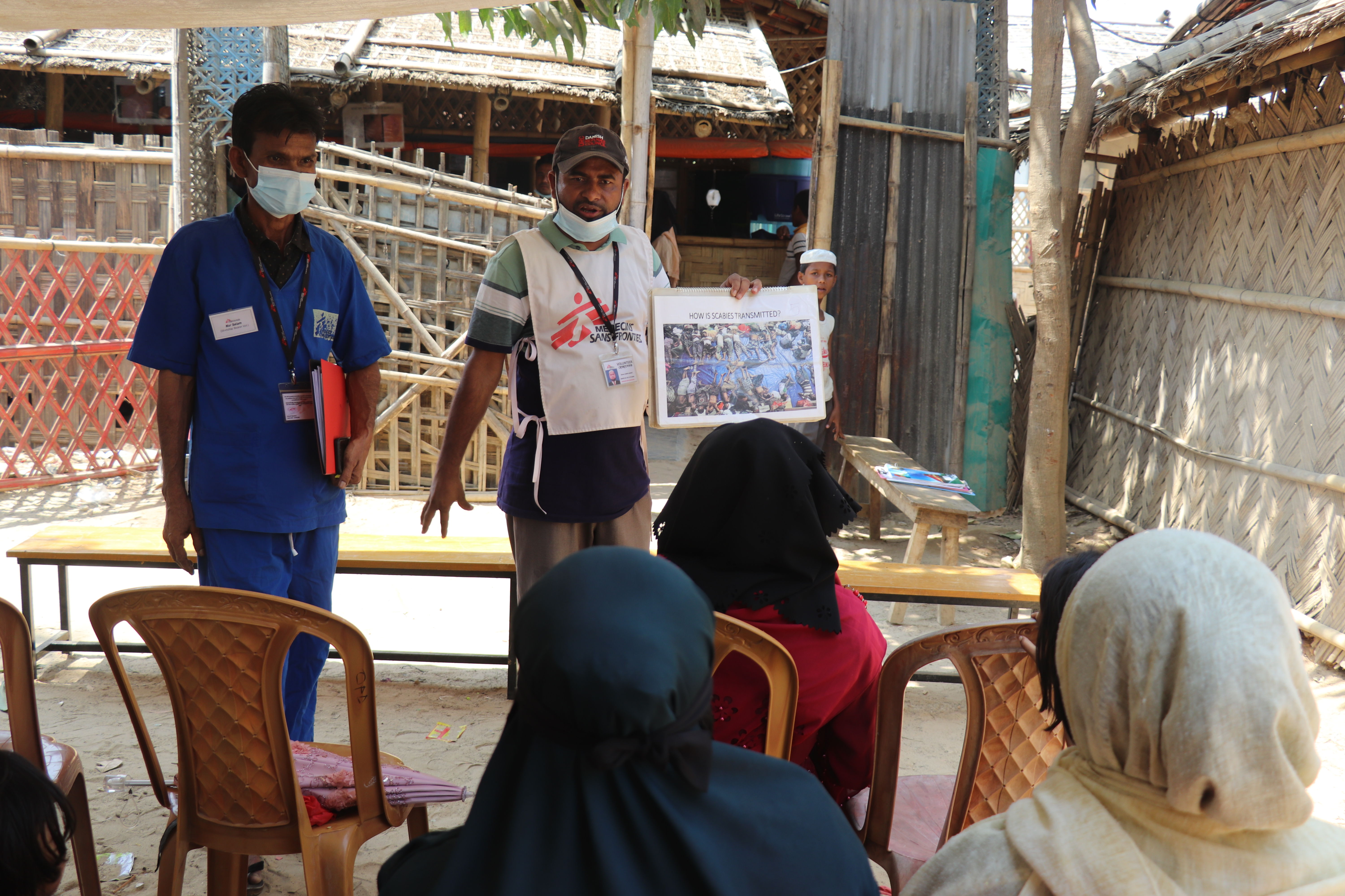 Un promotor de salud de MSF durante una de las sesiones informativas en la clínica de Jamtoli. Foto: Farah Tanjee/MSF
