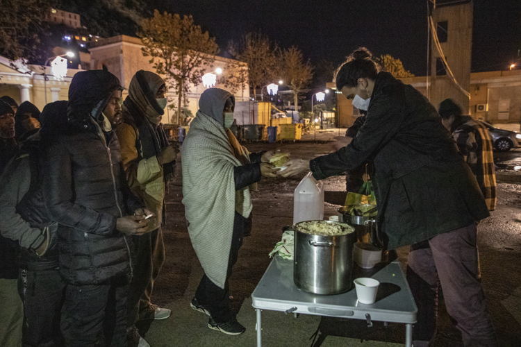 Every evening volunteers can be found in a parking lot in front of the cemetery, distributing hot meals and clothes to people on the move in Ventimiglia. Copyright: Francesca Volpi Every evening volunteers can be found in a parking lot in front of the cemetery, distributing hot meals and clothes to people on the move in Ventimiglia. Copyright: Francesca Volpi