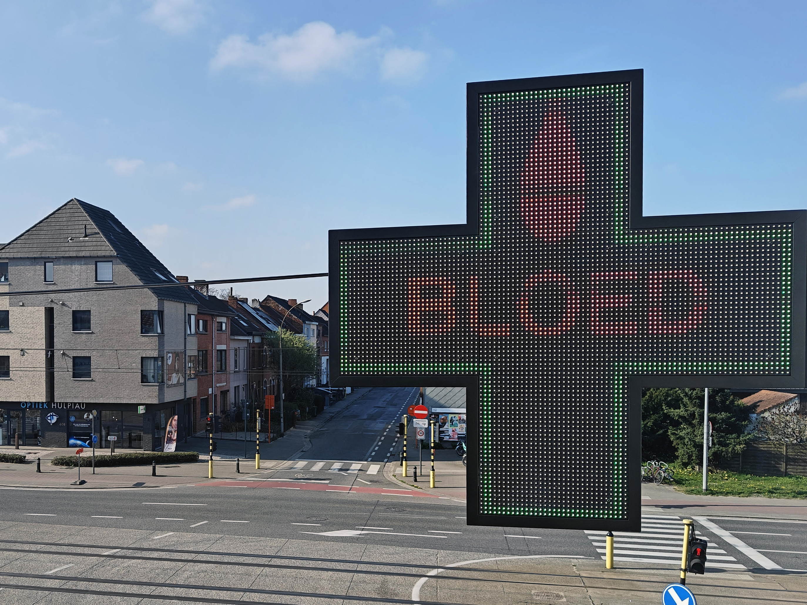 Red Cross Flanders uses pharmacy signs to promote blood donation