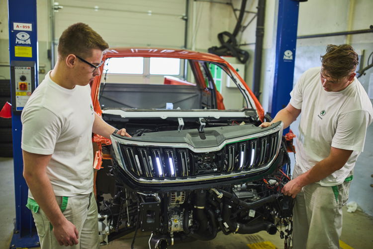 An eye for detail: the apprentices from the ŠKODA Vocational
School produced an illuminated radiator grille for the
MOUNTIAQ.