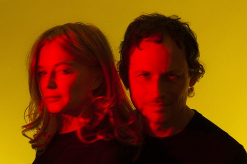 Das Berliner Duo 2raumwohnung begeistert seit 2000 mit deutschsprachigem Elektropop und veröffentlicht Hits wie „Wir trafen uns in einem Garten“ und „Sexy Girl“ oder das Album „36 Grad“, was sich ganze 33 Wochen in den deutschen Musik-Charts hielt. (Copyright by Julija Goyd) Das Berliner Duo 2raumwohnung begeistert seit 2000 mit deutschsprachigem Elektropop und veröffentlicht Hits wie „Wir trafen uns in einem Garten“ und „Sexy Girl“ oder das Album „36 Grad“, was sich ganze 33 Wochen in den deutschen Musik-Charts hielt. (Copyright by Julija Goyd)