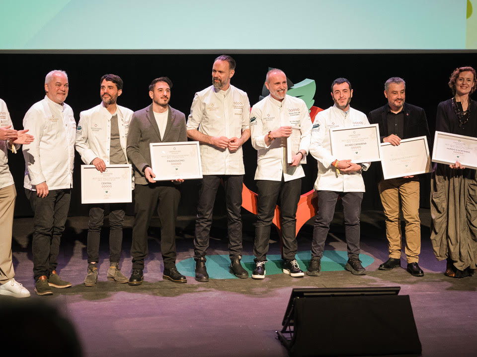 Le restaurant français L'Oustau de Baumanière est le septième meilleur restaurant de légumes au monde. Le restaurant espagnol El Invernadero d'Espagne est le nouveau numéro un