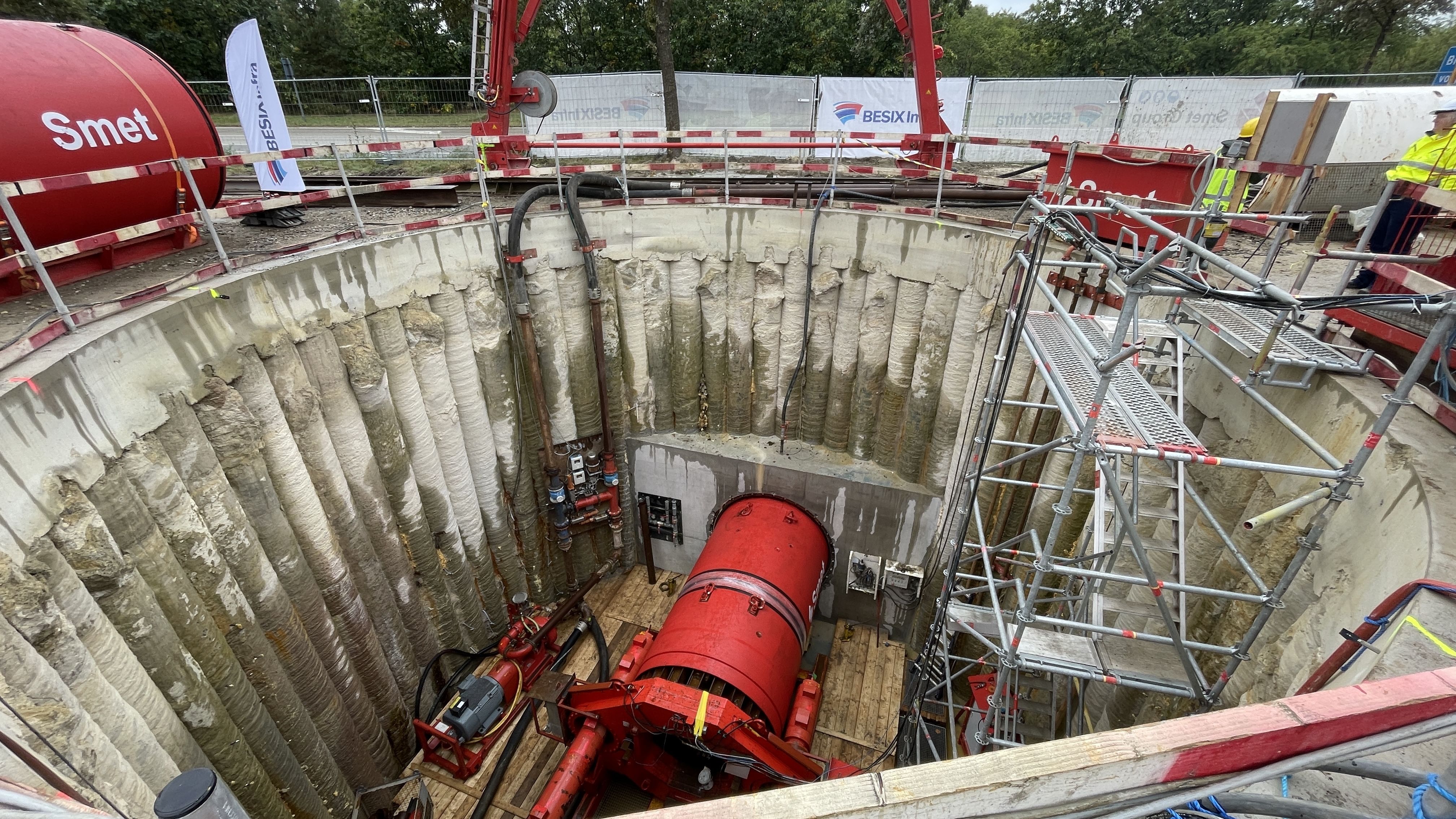 De boorkop van 2,5 meter diameter werd vandaag in de bouwput geplaatst