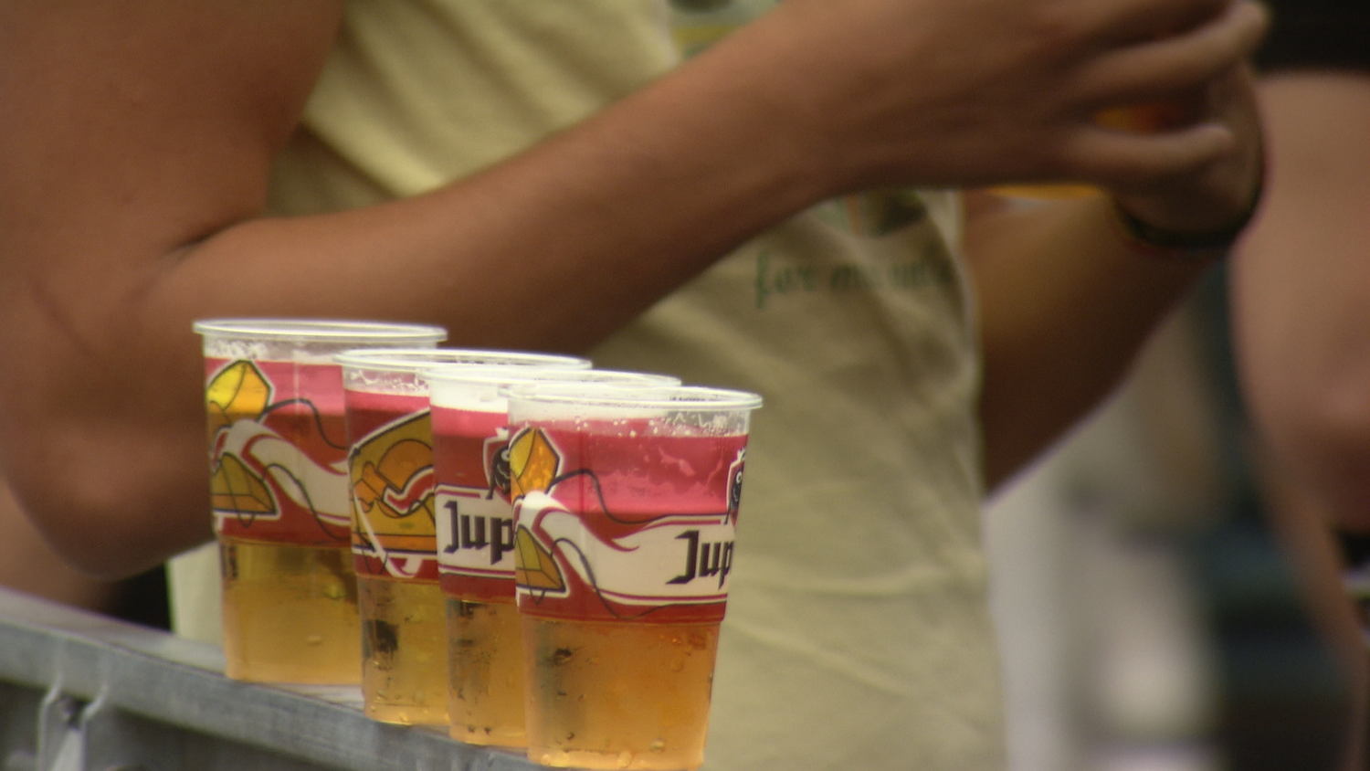 Bestaat festivalbier? (c) VRT