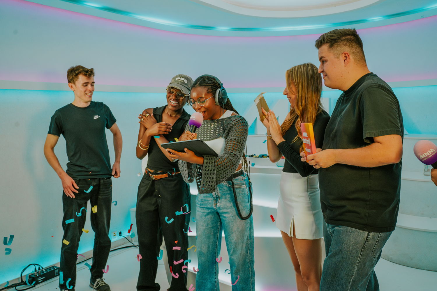 MNM Start To DJ 2023: finalist Frontlane, winnaar Ninette, MNM-dj Esther Nwanu, jurylid Nina Black en winnaar van 2022 MagiK – © VRT
