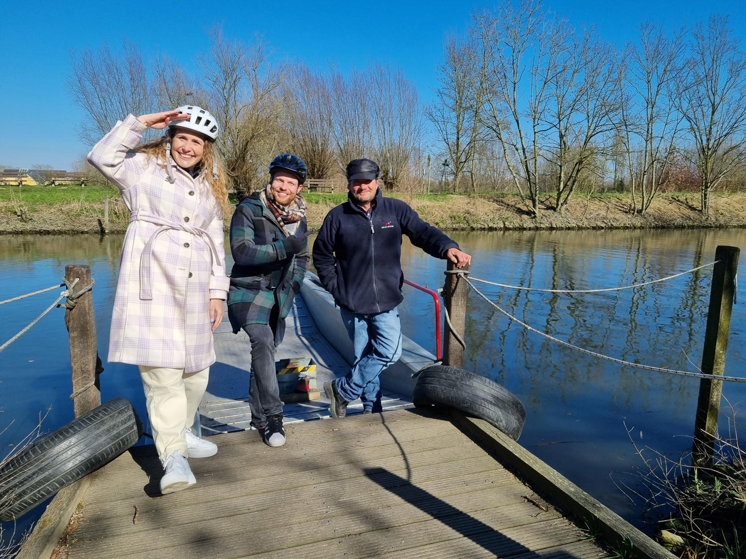 Maureen met Jelle Cleymans bij de veerman in Afsnee (c) VRT