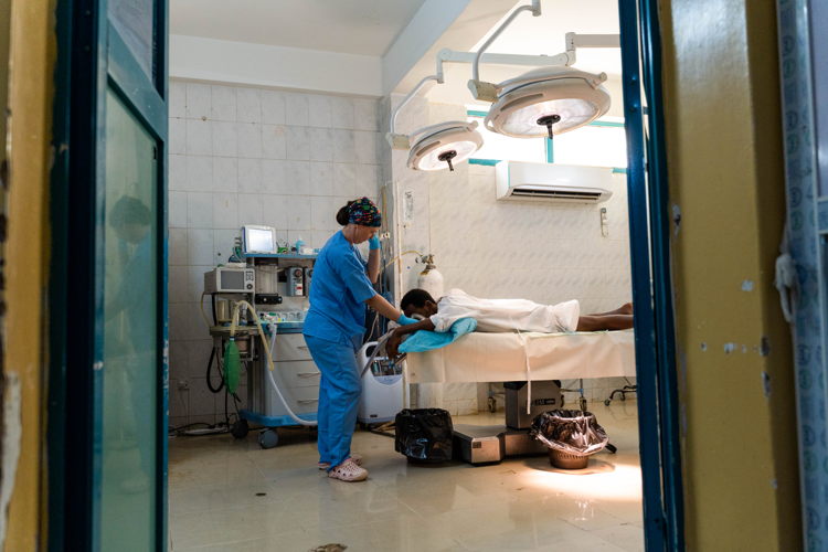 Nora Zergi, anesthetist, preparing a patient for a bullet extraction operation. Copyright MSF Nora Zergi, anesthetist, preparing a patient for a bullet extraction operation. Copyright MSF