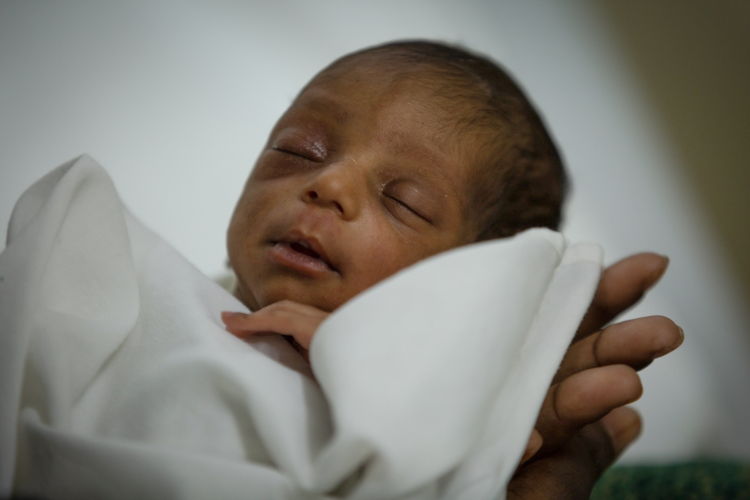 Zeinab Nur Bashir es madre de un bebé prematuro que pesó al nacer 1,8 kg. Zeinab nació en Somalia, pero hace ya 10 años que vive en Dagahaley