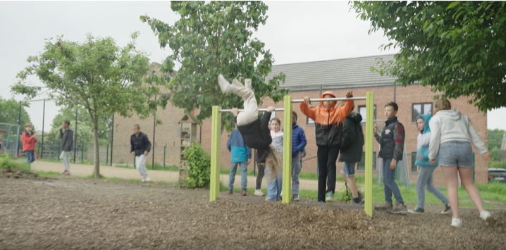 Grâce aux efforts enthousiastes de tous les élèves et enseignants, l'école fondamentale communale de Saint-Jean-Geest a réussi à atteindre son objectif de collecte le plus rapidement possible.