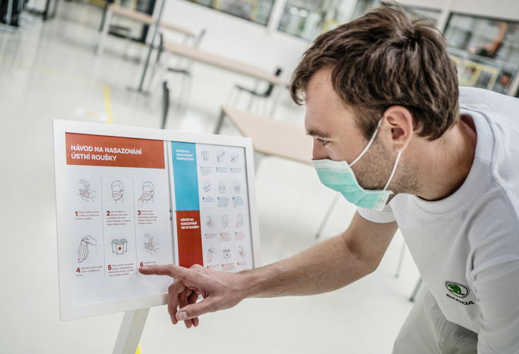Together with the social partner KOVO Union
ŠKODA AUTO has defined more than 80 mandatory
precautions to prevent staff from getting infected in
the workplace.