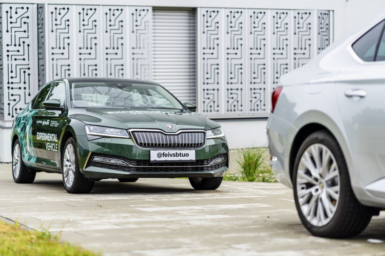 Two appropriately configured ŠKODA SUPERB iVs are currently undergoing test drives on the campus of the Technical University of Ostrava.