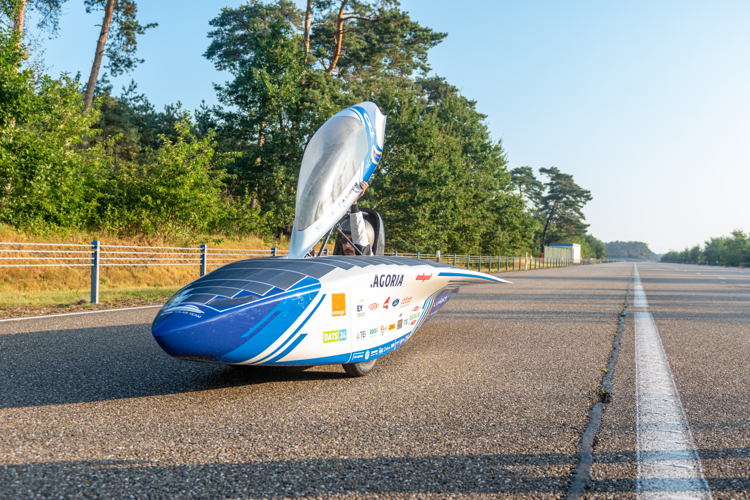 De Belgische zonnewagen op de testbanen van Ford in Lommel.