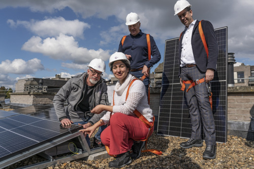 Eerste Limburgse zonnepanelen op sociale woningen ingehuldigd door minister Demir: ASTER installeert 296 zonnepanelen op daken van sociale woningen in Maaseik