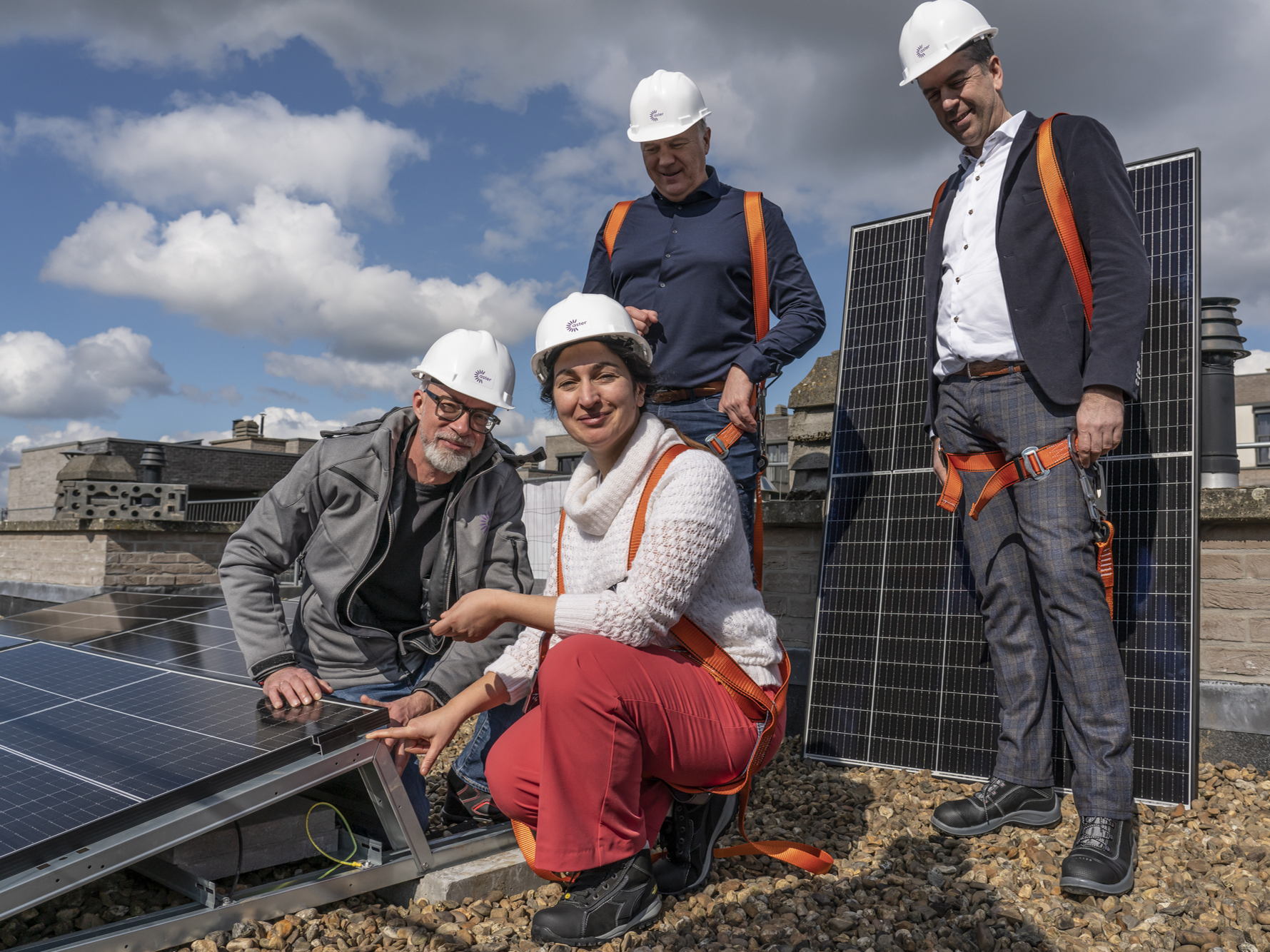 Eerste Limburgse zonnepanelen op sociale woningen ingehuldigd door minister Demir: ASTER installeert 296 zonnepanelen op daken van sociale woningen in Maaseik