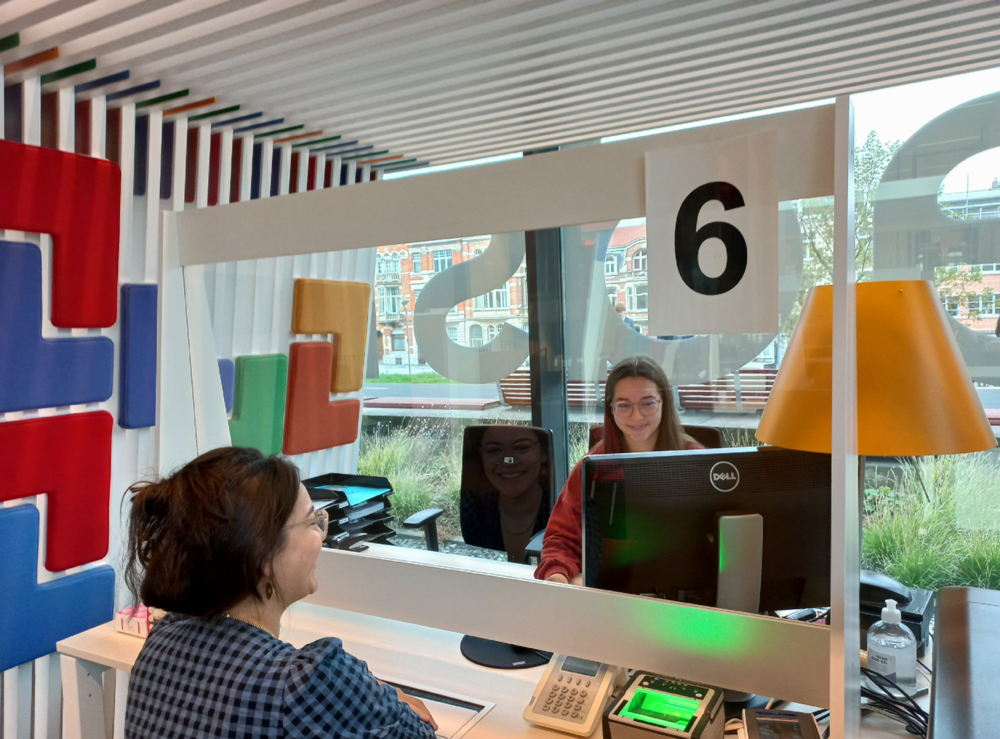 Lena Sourbron aan het werk als medewerker contactbeheer burgerzaken