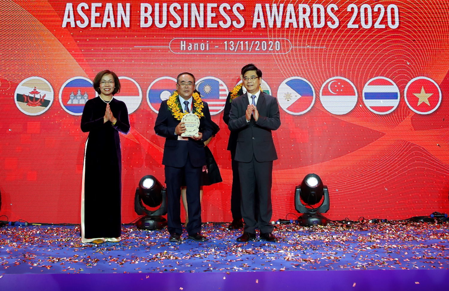 Mr. C. J. Loh, General Director of Jebsen & Jessen Packaging in Vietnam accepting the award on behalf of the Group.