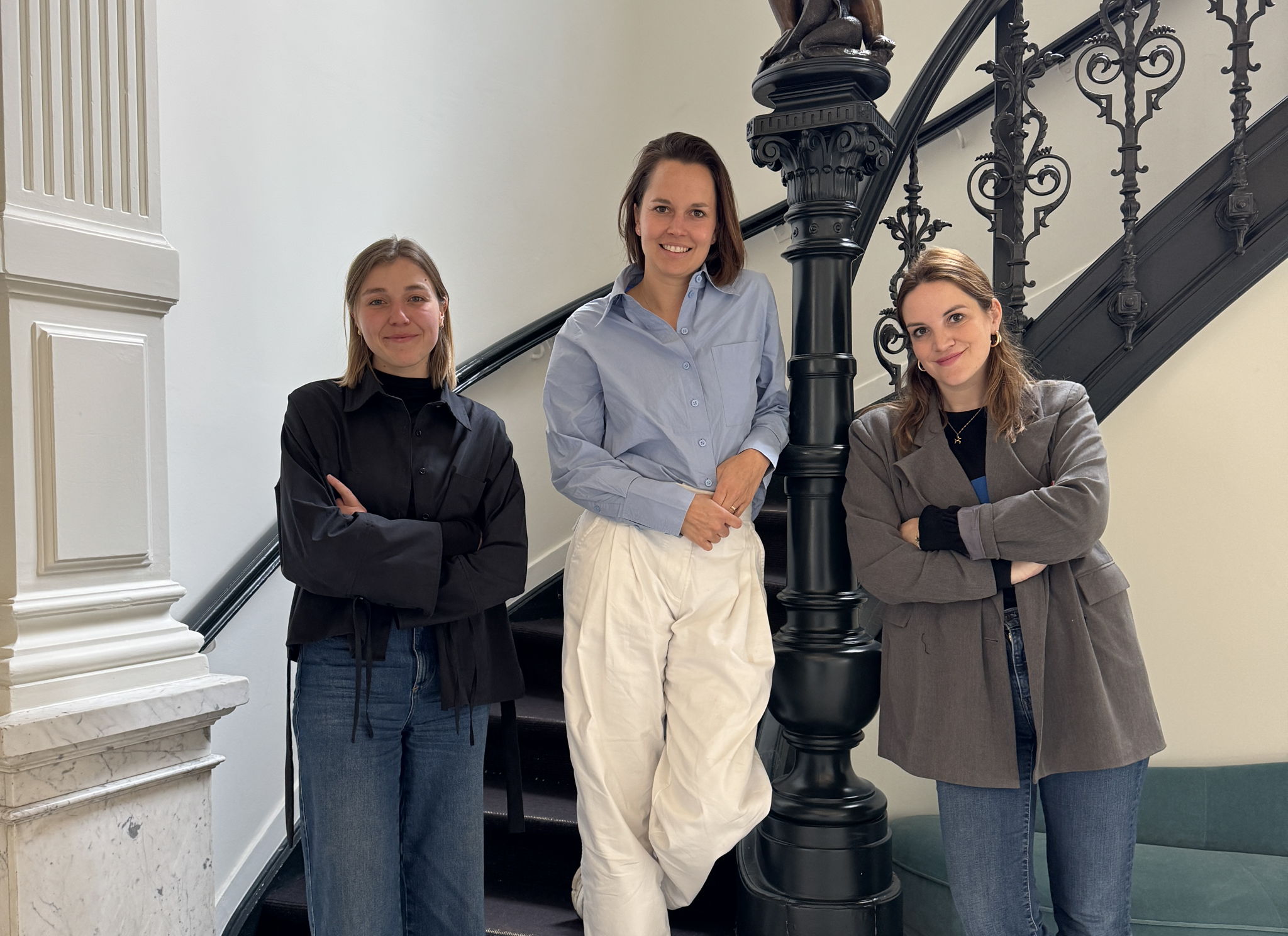 Les co-fondatrices de Go Ocean, Marte Greefs (à gauche) et Sarah Parent (à droite), avec la fondatrice de Victrix Foundation, Eline Aloy (au centre)