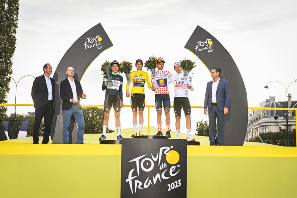 Winnaar Ronde van Frankrijk, die tot aan de eindstreep begeleid wordt door gecamoufleerde nieuwe Superb Combi, ontvangt trofee van Škoda Design-team