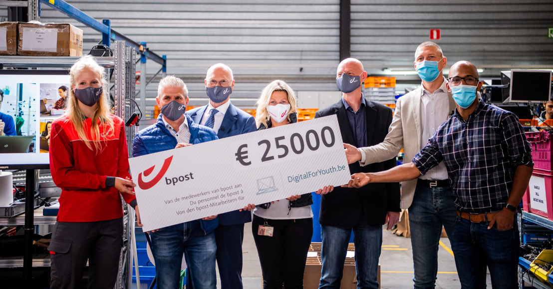 Het personeel van bpost group applaudisseert om 25 000 euro te schenken aan DigitalForYouth.be