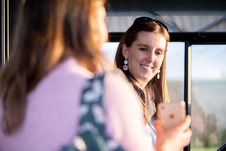 Reiziger toont ticket aan vrouwelijke chauffeur