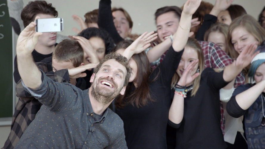 Otto-Jan Ham geeft les over afkomst in De klas (c) VRT