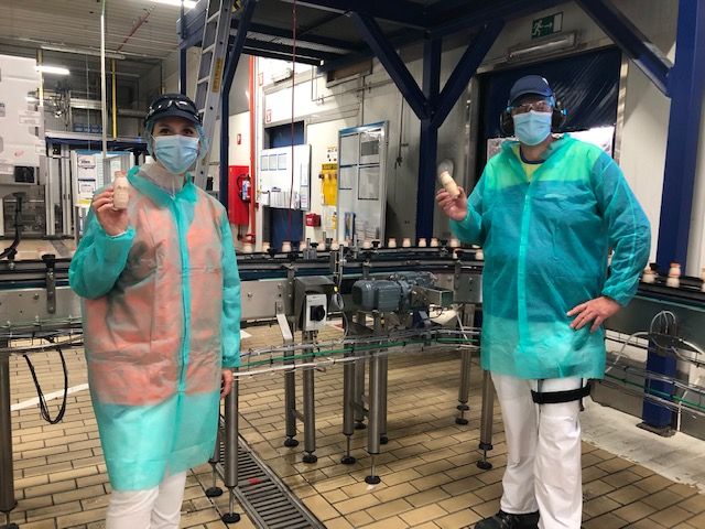 Nathalie Pfaff en Jurgen Berckmans in de fabriek van Rotselaar