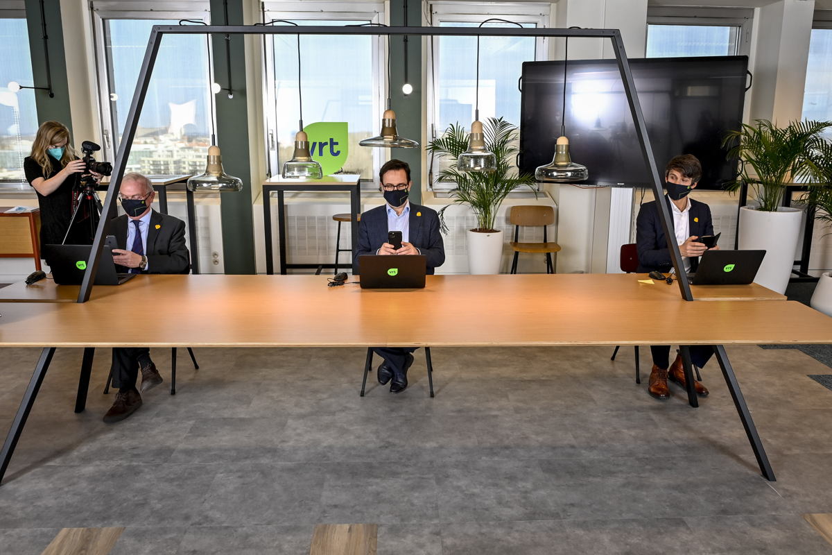 Chairman Luc Van den Brande, CEO Frederik Delaplace and Minister Benjamin Dalle digitally signing the management agreement (c) Belgaimage - Dirk Waem