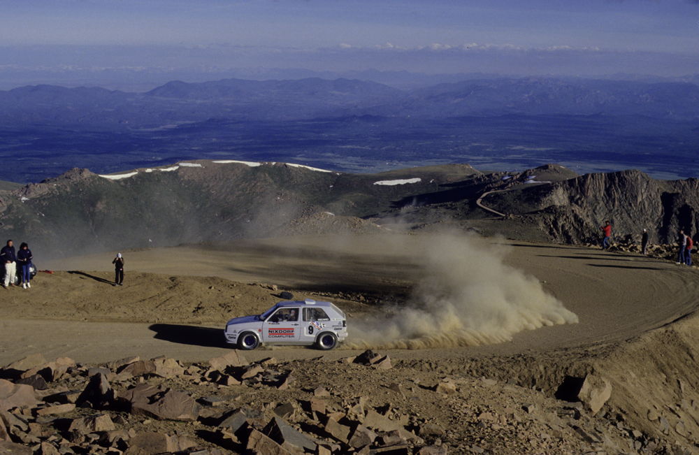 El turbo Golf Mk2 con Jochi Kleint en el Pikes Peak International Hill Climb en 1987.