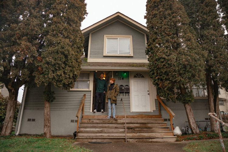 Thibault Christiaensen en Stijn Van de Voorde aan huis van Cobain in Pear Street © Studio Brussel