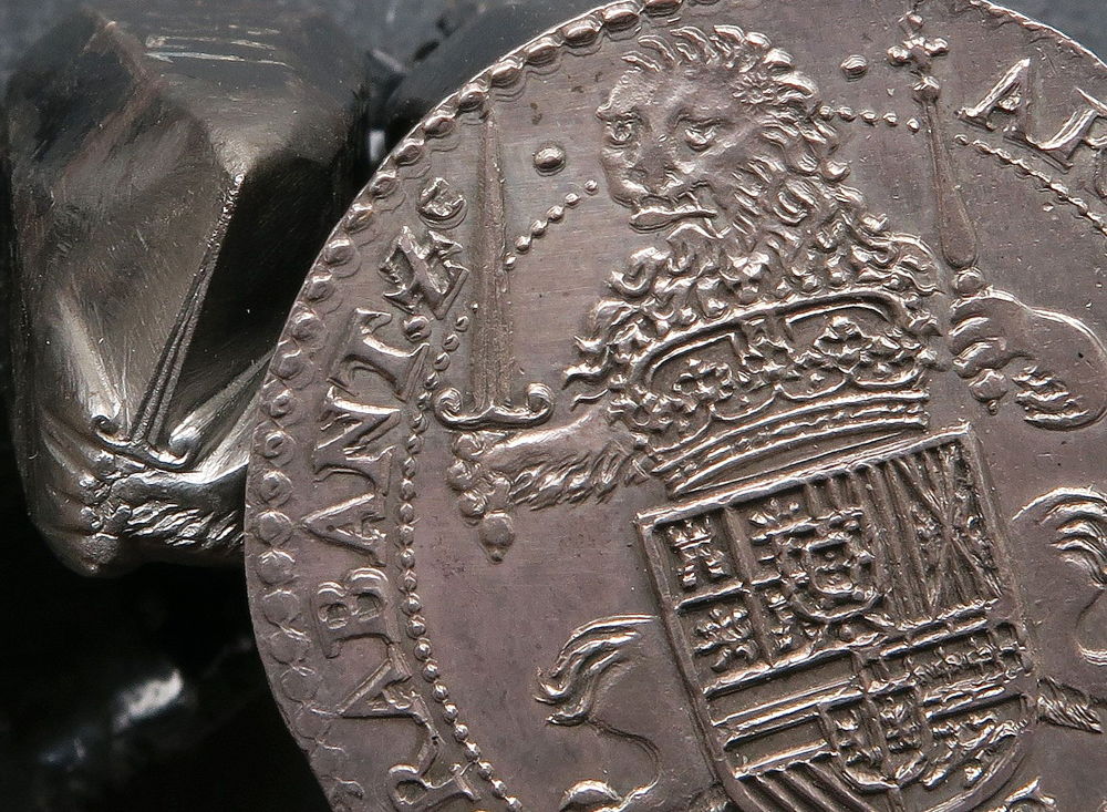 Filips IV (1621-1665), zilveren florijn uit Brussel en ponsoenstempeltje met leeuwenpoot en zwaard.